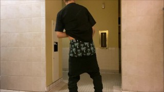 Public Restroom Sag – SexySaggerYo