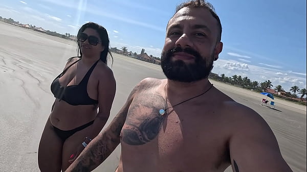 Aprontando em público ambulantes reconhecem minha putinha e claro agente apronta na praia