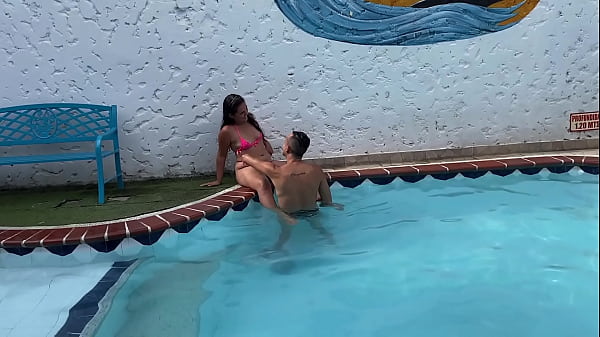 LE CHUPO EL COÑO A UNA DESCONOCIDA AL AIRE LIBRE EN LA PISCINA PUBLICA Y TERMINA CON MI VERGA EN EL COÑO HASTA INUNDARLA DE SEMEN